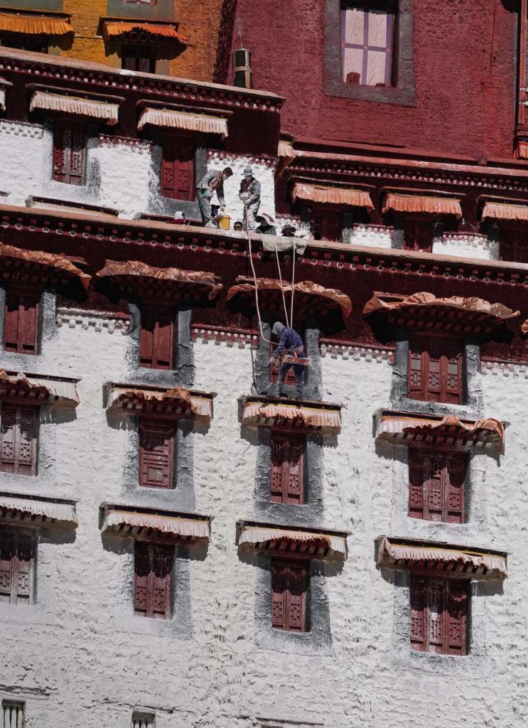 Relentless preservation efforts keep ancient Potala Palace young - Xinhua