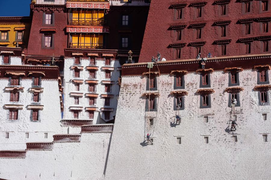 Relentless preservation efforts keep ancient Potala Palace young - Xinhua