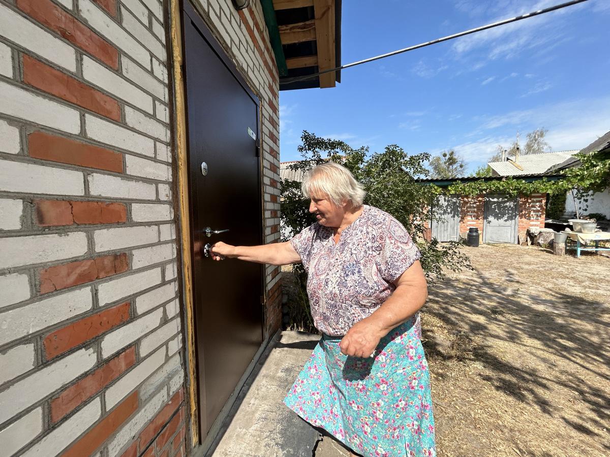 In the race against winter, the EU is repairing war-damaged houses in Ukraine