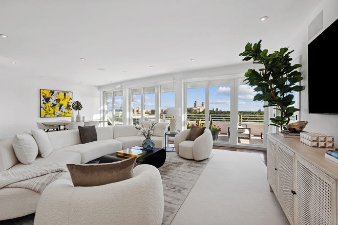 Almost all main rooms in the penthouse, including the living area, with sliding doors that open up to the terrace.