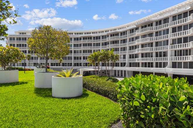 The Sun & Surf Building in the 130 Sunrise Ave. In Palm Beach has a gently curved silhouette.