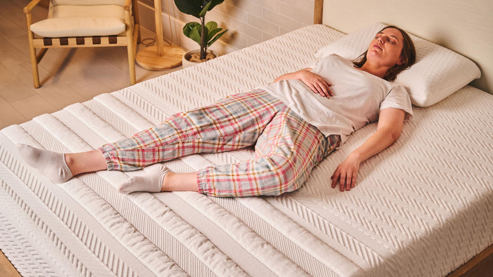 A person lying on the back on the LEESA legend -Hybrid mattress