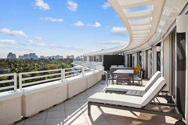 The terrace of Penthouse 8 in the Sun & Surf, 130 Sunrise Ave., offers a view that comprises the skyline of the city center of West Palm Beach in the distance. The penthouse with three bedrooms is listed at $ 8.65 million.