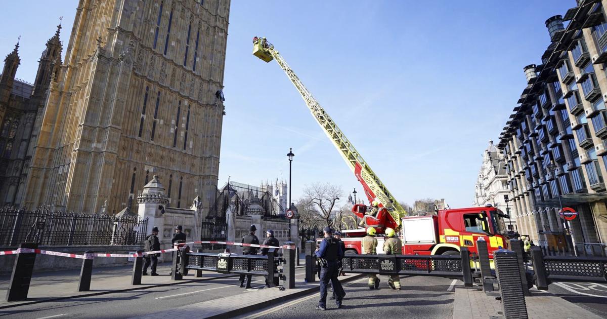 Rescue services called for a man with a Palestinian flag, Big Ben Tower gets up | World