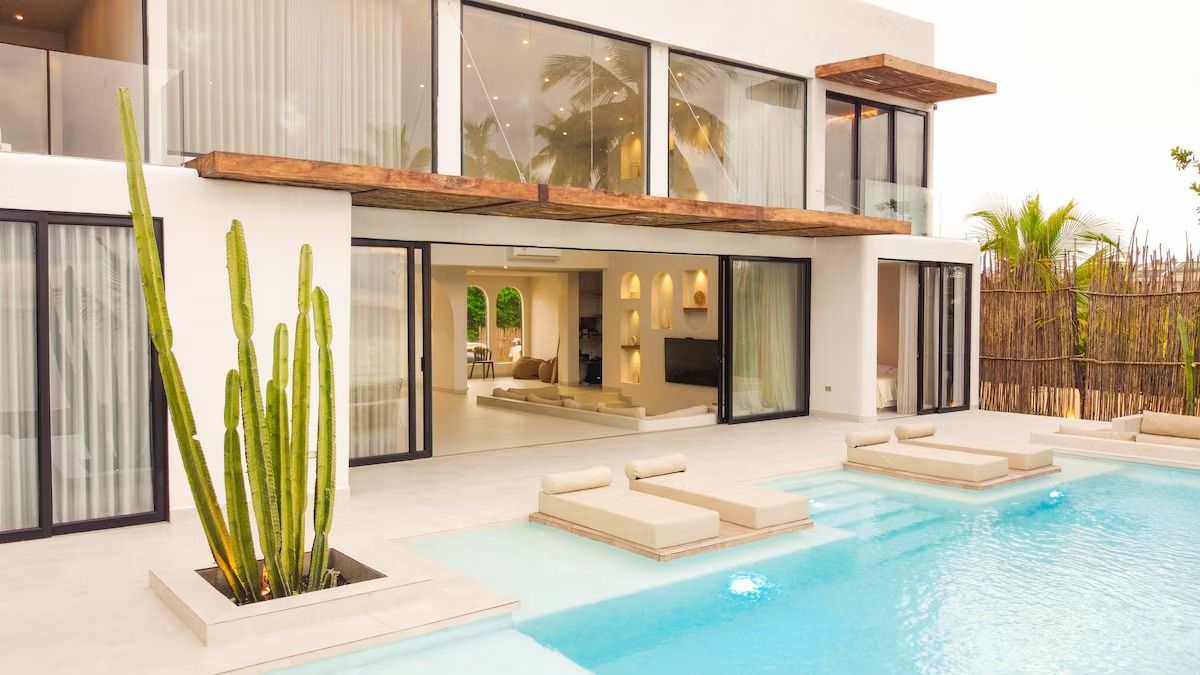 12 Modern Beach House Airbnbs to enjoy the luxury of the sea in 2025