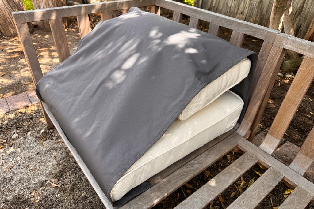 The outdoor tea clever outdoors, which is shown with his built -in tarpaulins with tarpaulins that are draped over his pillows.