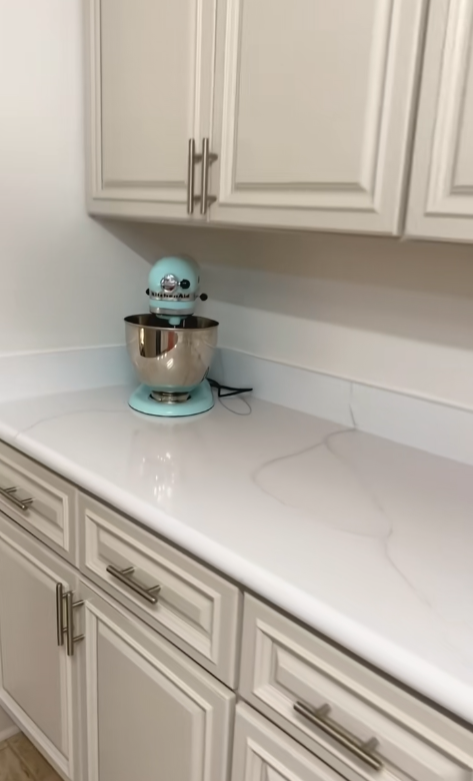 Do you love the strength of granite worktops, but not the current type of your kitchen? This tictoker has a great option for you. White painted cuisine with mixer