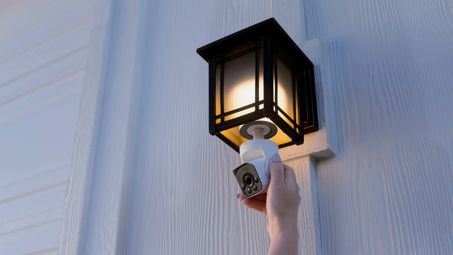 Wyze has just made the installation of surveillance cameras outdoors as easy as changing a light bulb