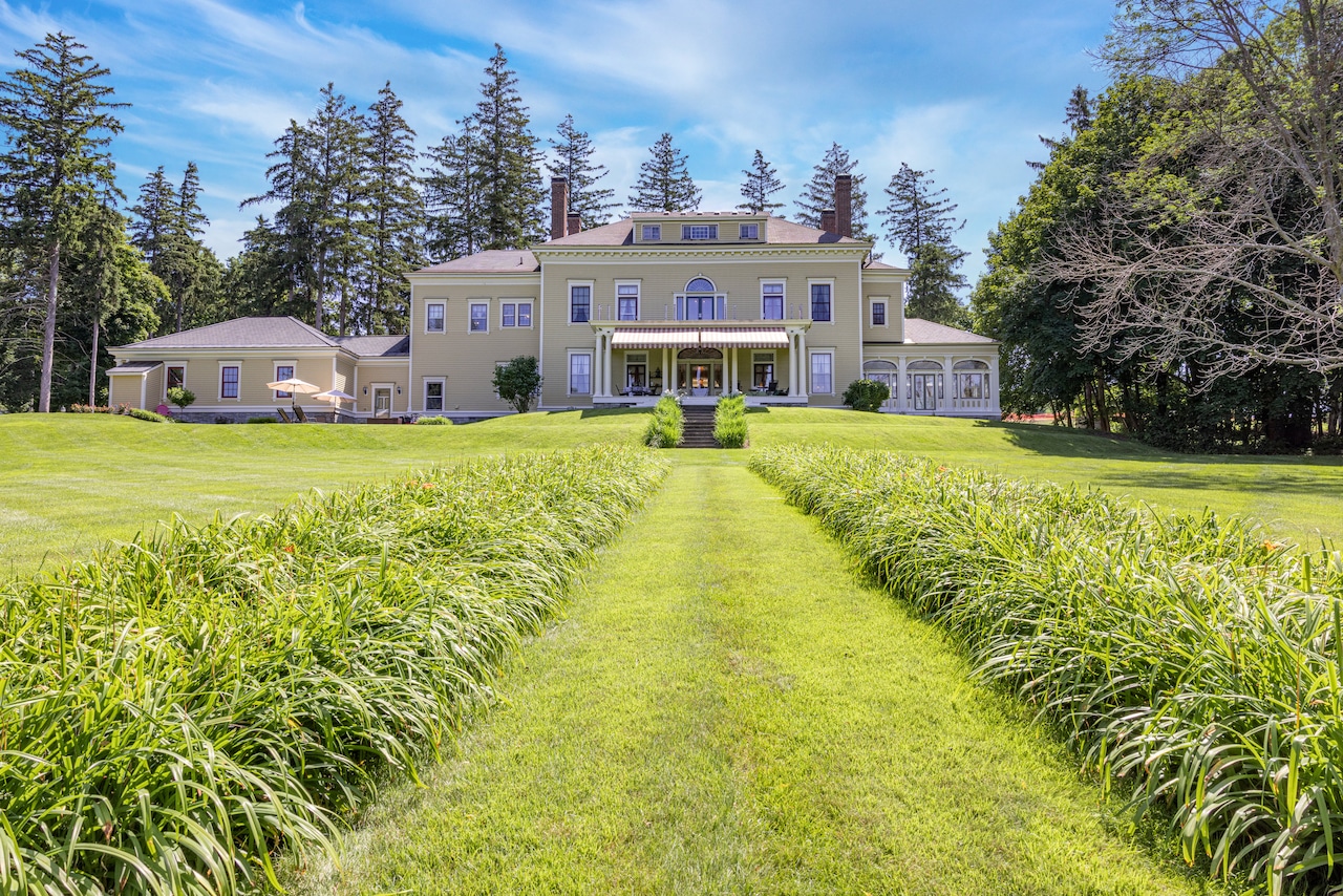 House of the week: The historic house of Cazenovia Lake is a "magical place". how "live in an antique"