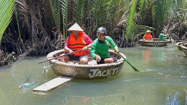Foreign tourists who are enthusiastic about environmentally friendly basket boat tour in Vietnam's Hoi A