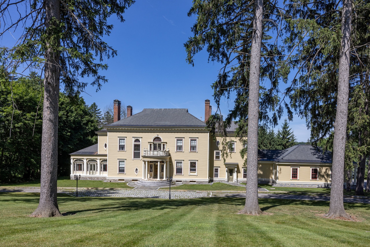 House of the week: The historic house of Cazenovia Lake is a "magical place". how "live in an antique"