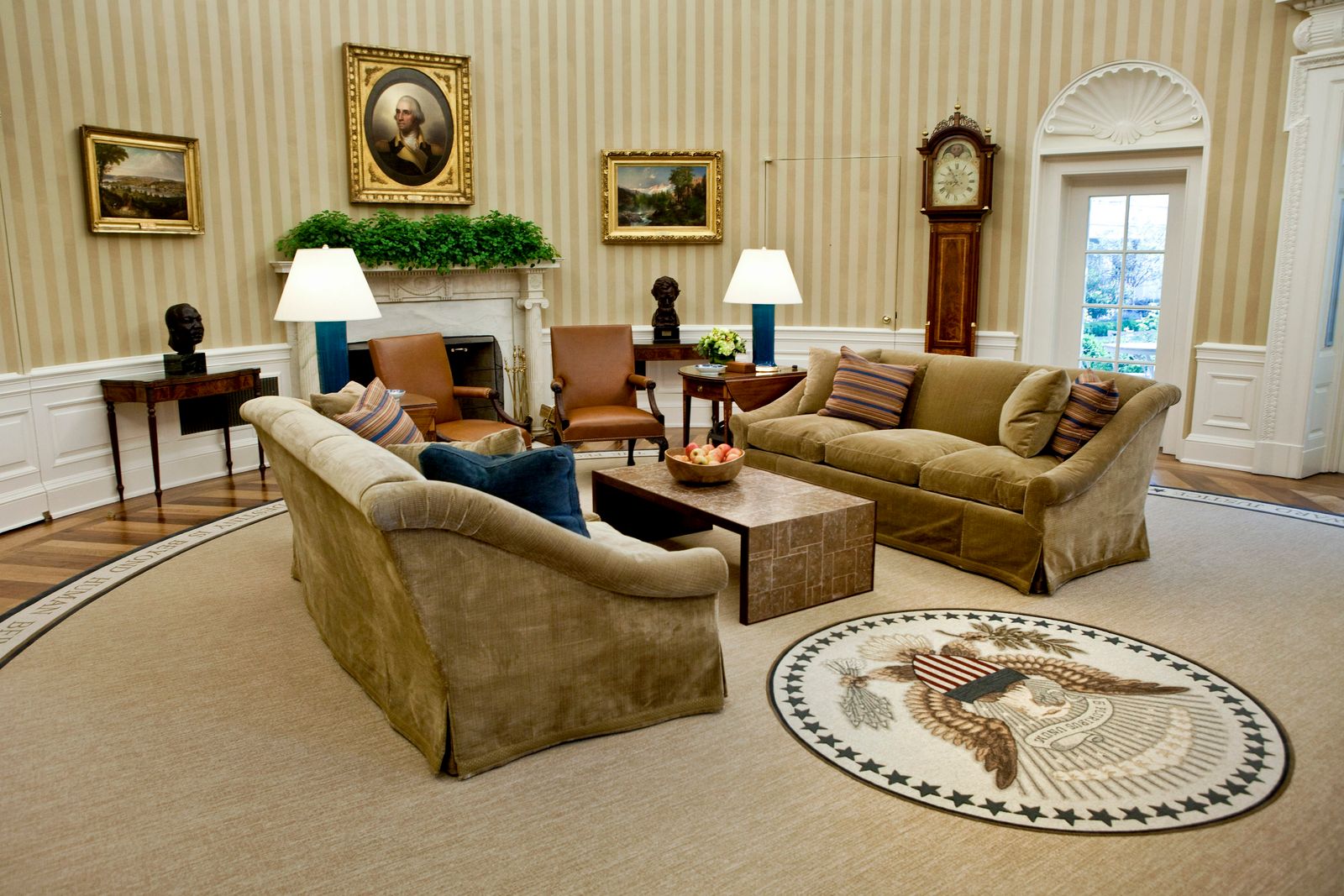 History of the renovation of the White House in pictures. The Oval Office by Obama.