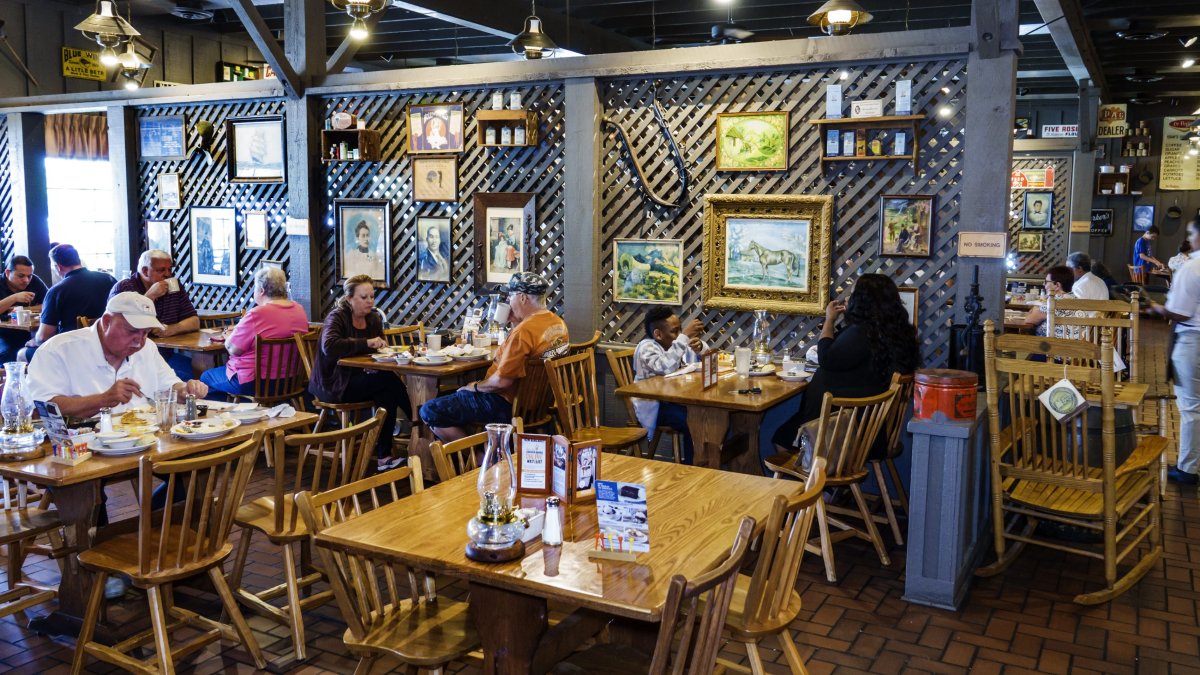 Cracker Barrel rebuilt and nostalgic customers are not happy about it - NBC Los Angeles