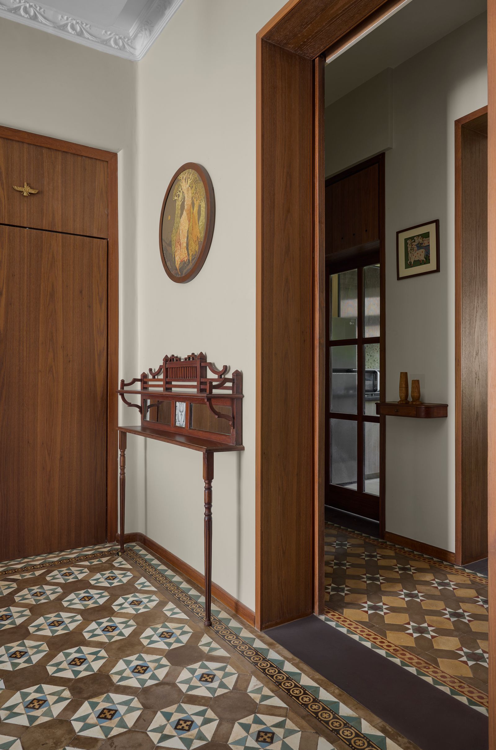 BILD can contain flooring in the interior interior design corner art painting doors residential culture wood and architecture