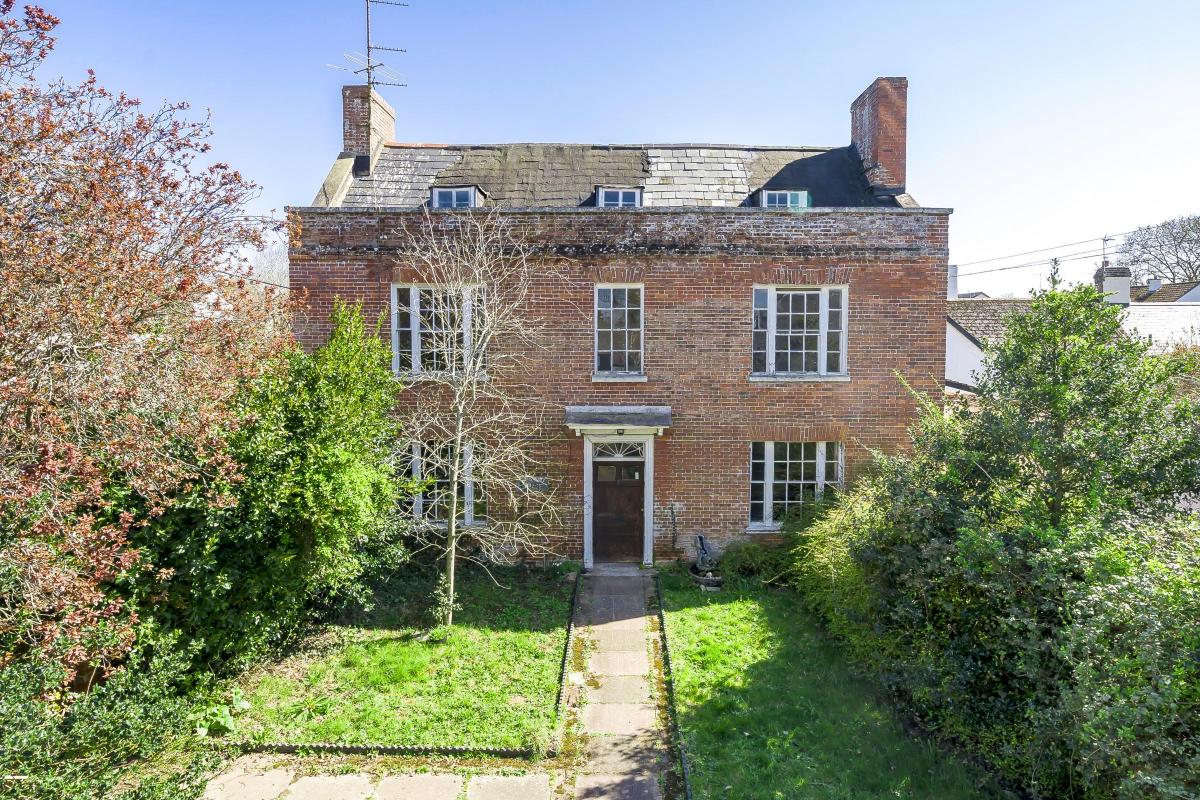 The classic "Doer Supper" house that needs to be restored goes onto the market