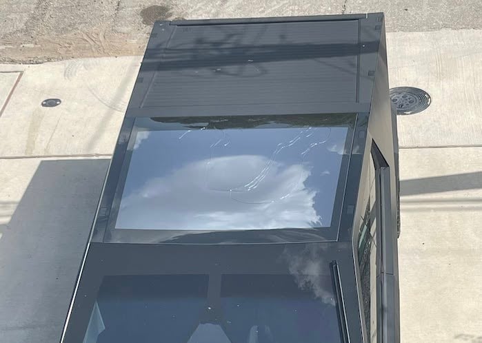 Tesla Cybertruck Top Blick with broken roof girls