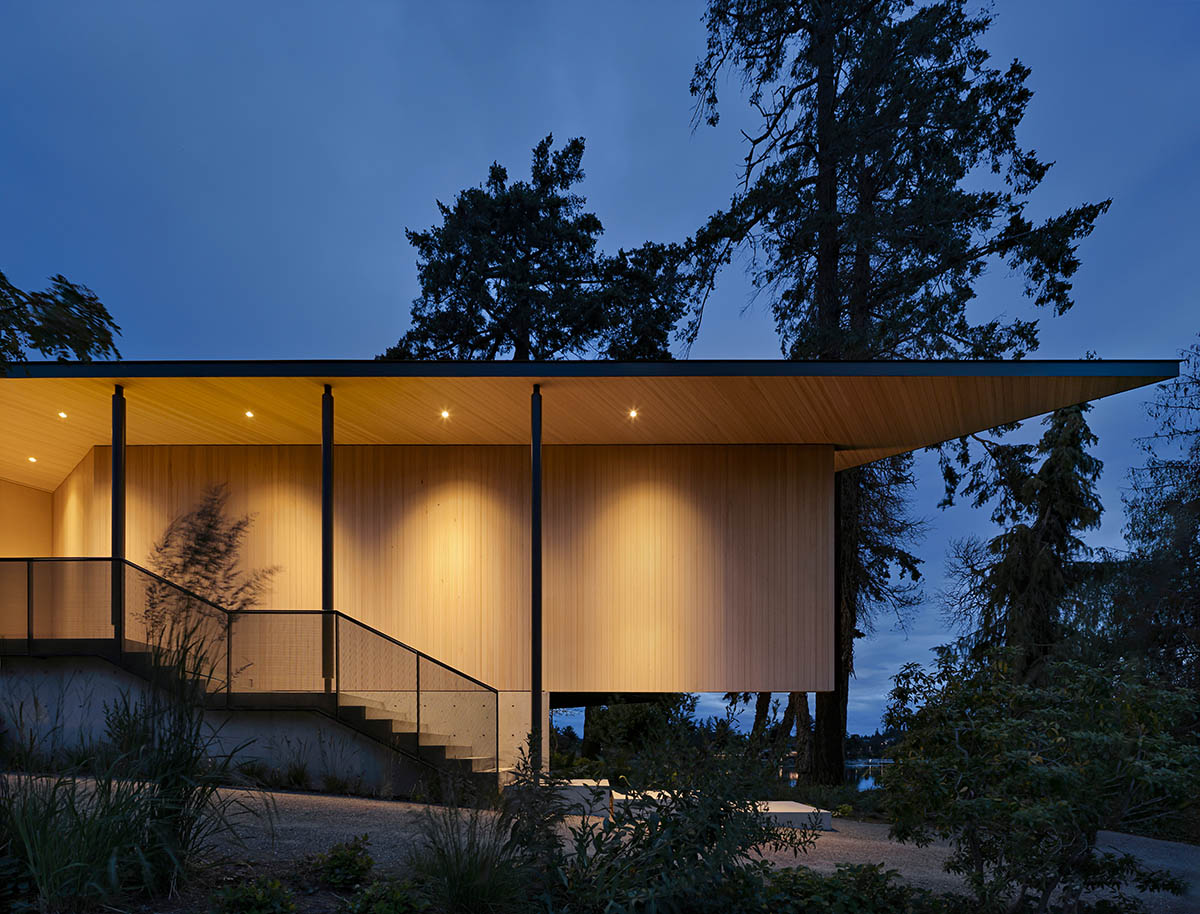 Splyce Design built a single -family houses that was choreographed by a colonnade input 