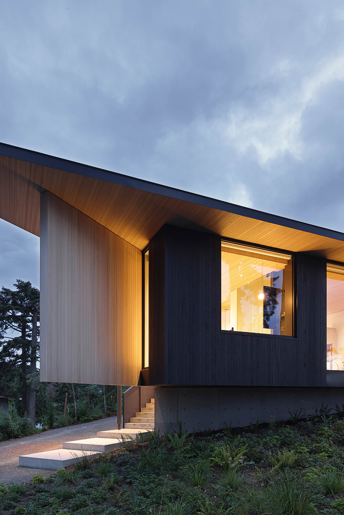 Splyce Design built a single -family houses that was choreographed by a colonnade input 