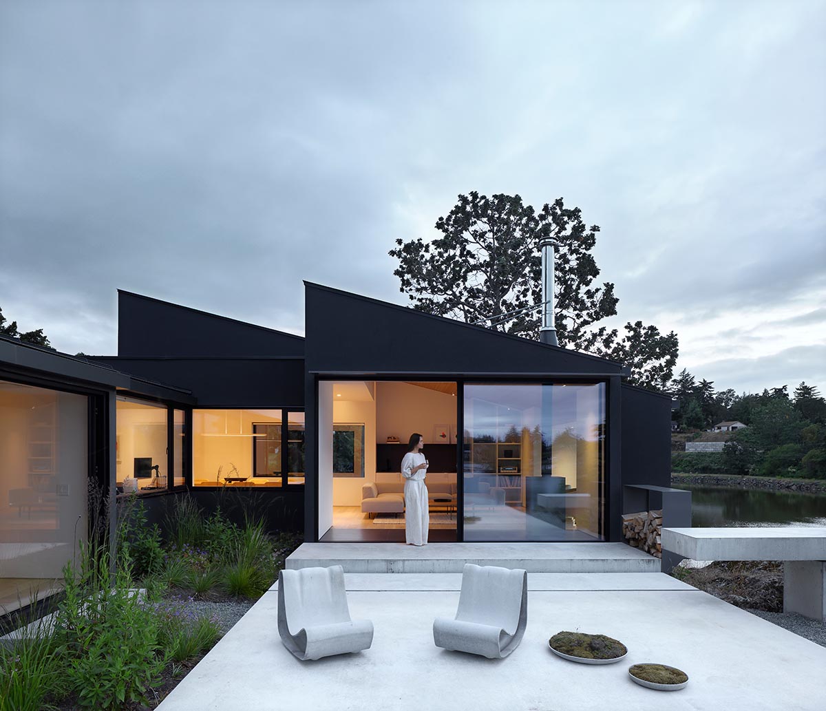 Splyce Design built a single -family houses that was choreographed by a colonnade input 