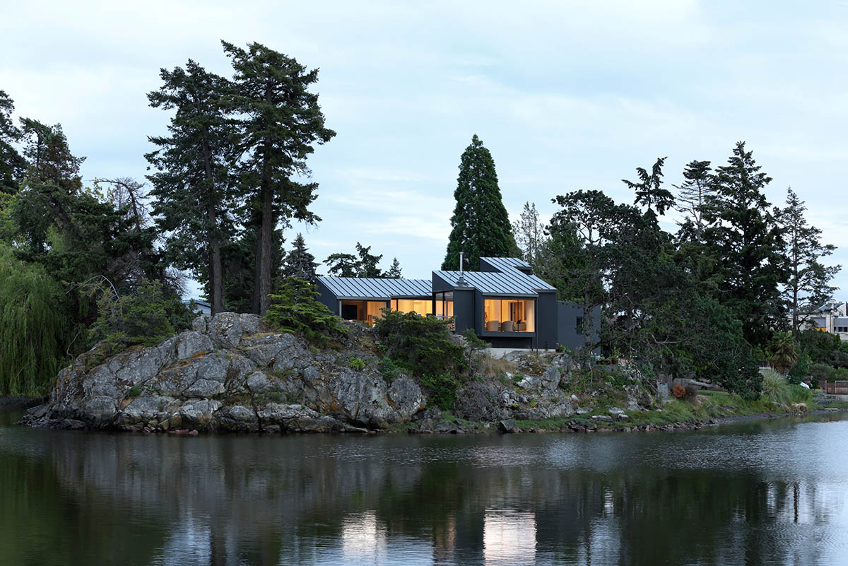Splyce Design built a single -family houses that was choreographed by a colonnade input 