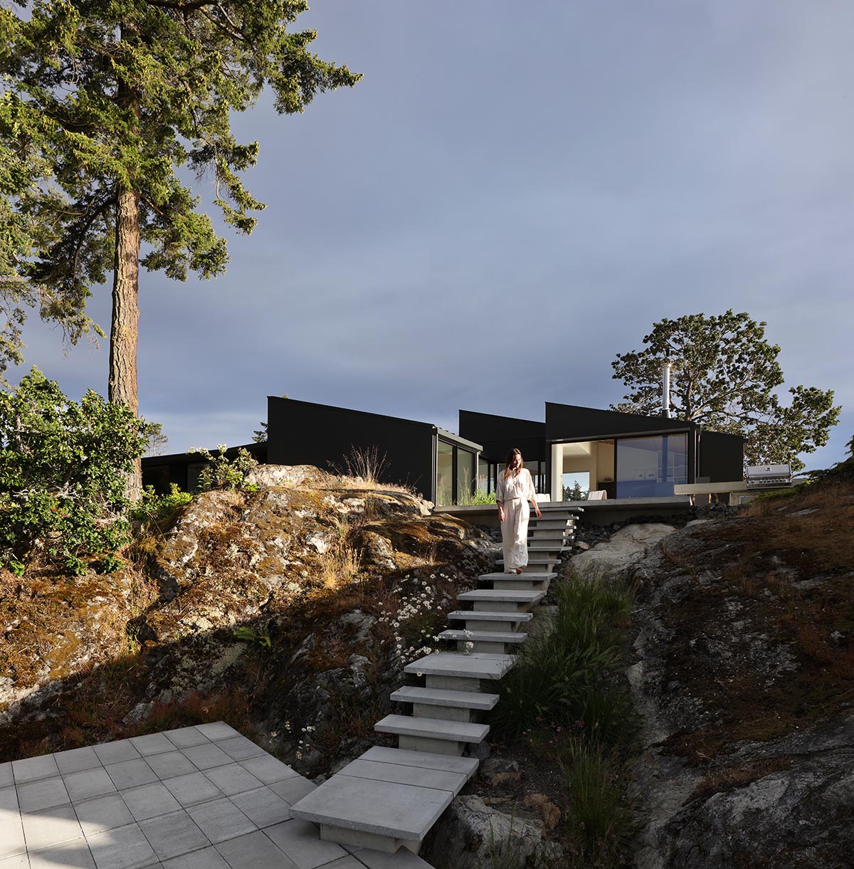 Splyce Design built a single -family houses that was choreographed by a colonnade input 