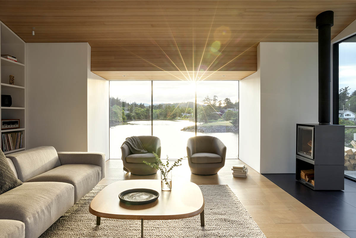 Splyce Design built a single -family houses that was choreographed by a colonnade input 