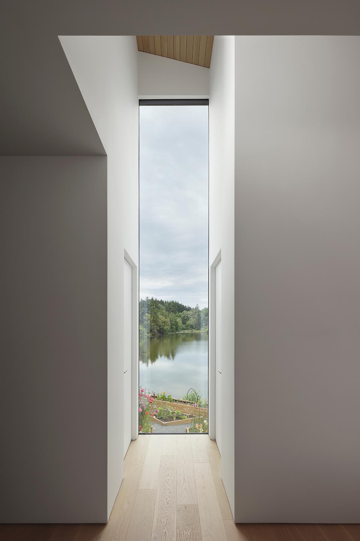 Splyce Design built a single -family houses that was choreographed by a colonnade input 