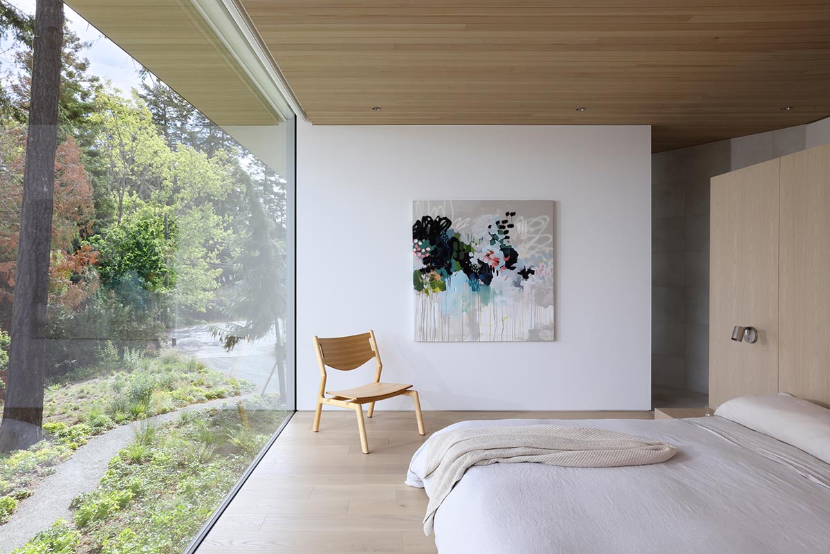 Splyce Design built a single -family houses that was choreographed by a colonnade input 