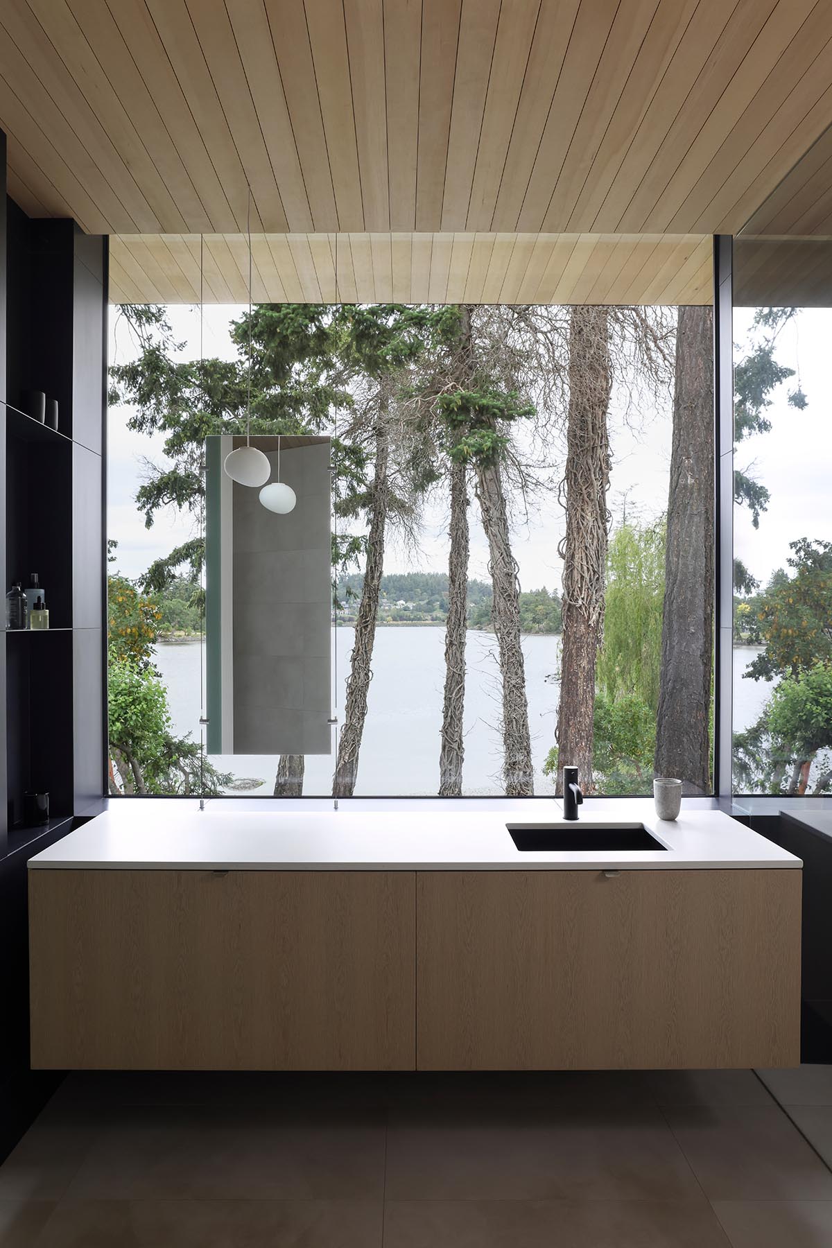 Splyce Design built a single -family houses that was choreographed by a colonnade input 