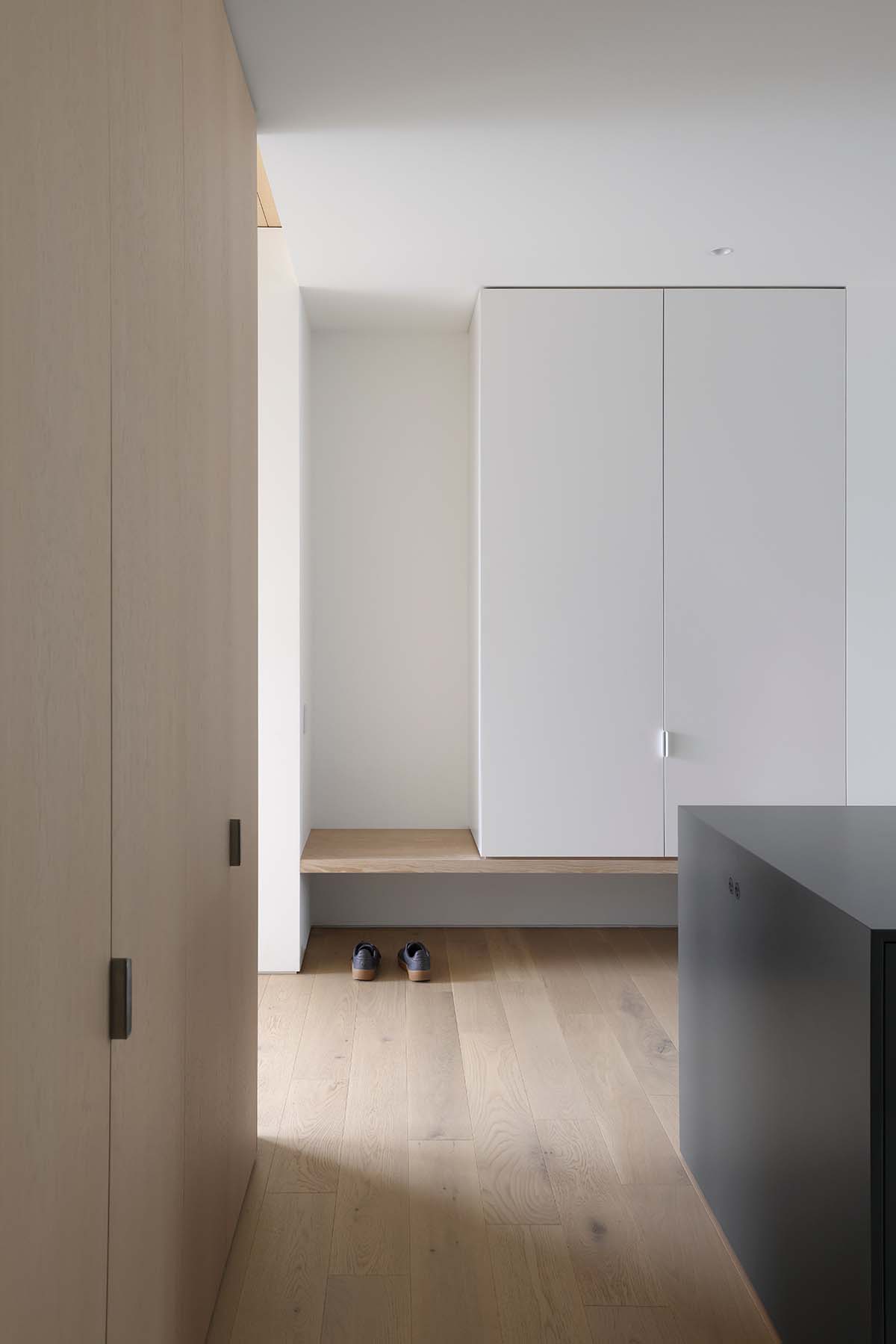 Splyce Design built a single -family houses that was choreographed by a colonnade input 