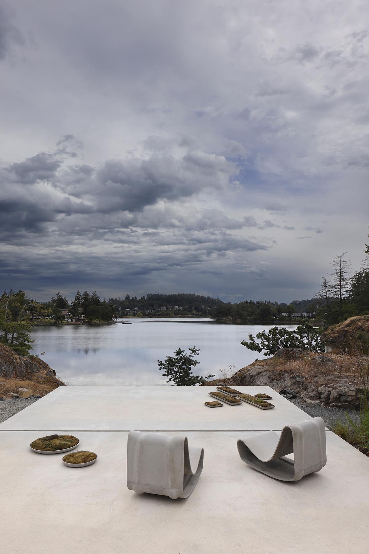 Splyce Design built a single -family houses that was choreographed by a colonnade input 