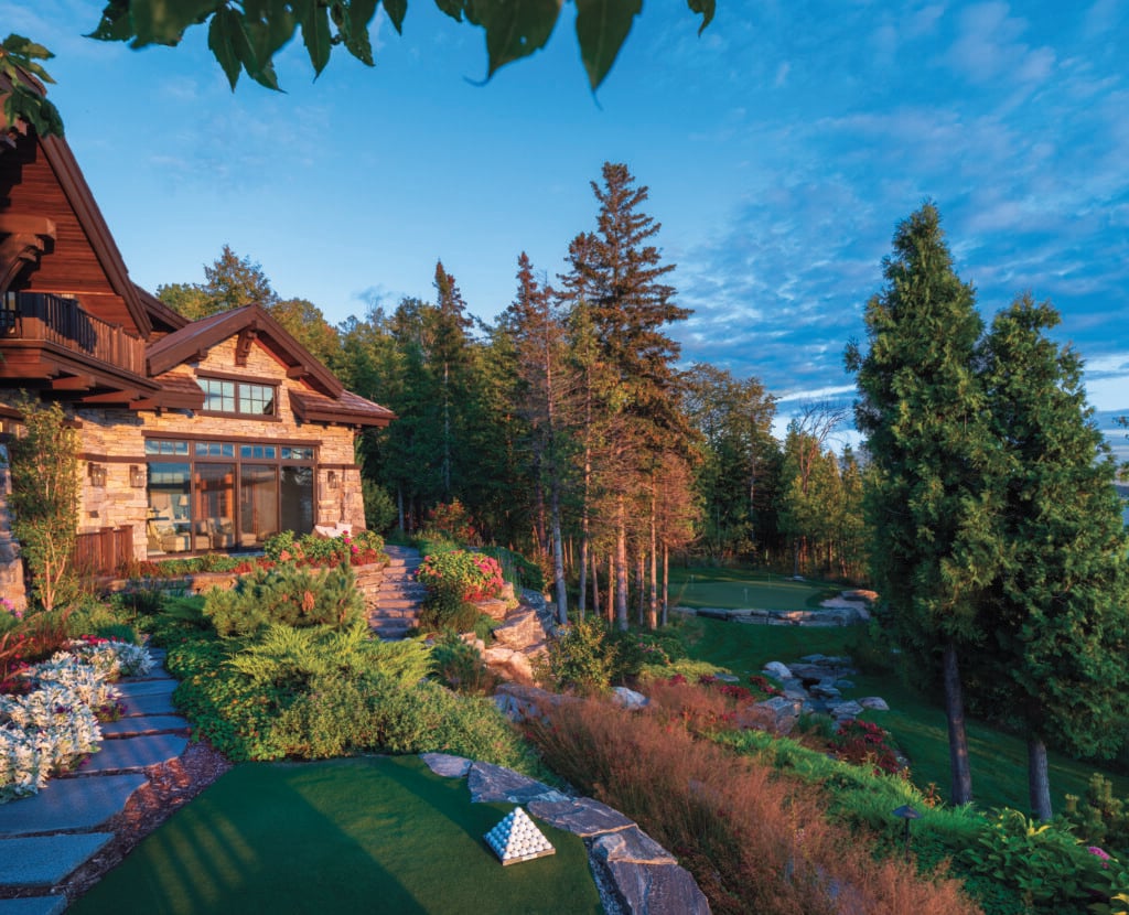 The entertainment of family and friends was a big goal for the project. Therefore, it was a great addition to having a Par-3-T-S-SH box and a green green. (Photo: Chris Major)