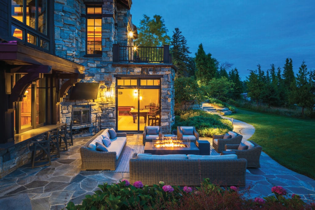 Terraces with a lot of seating, fireplace and outdoor bar were important to create a comfortable outdoor environment. (Photo: Chris Major)