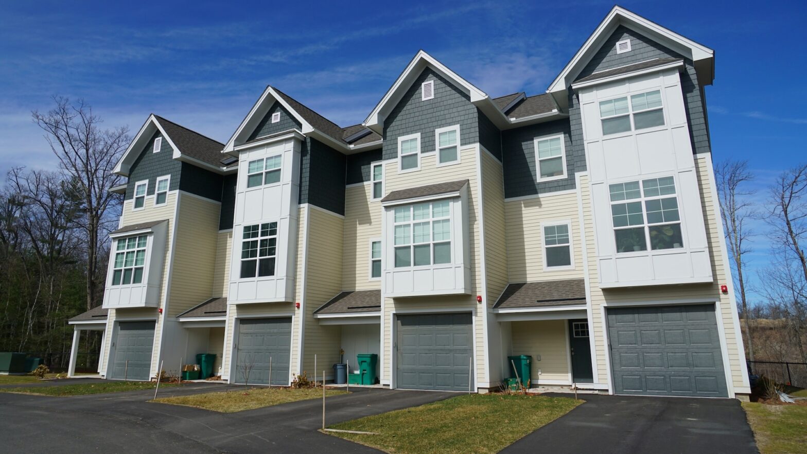 Homeowner outraged after Hoa met her with expensive ultimatum: "This is evil"