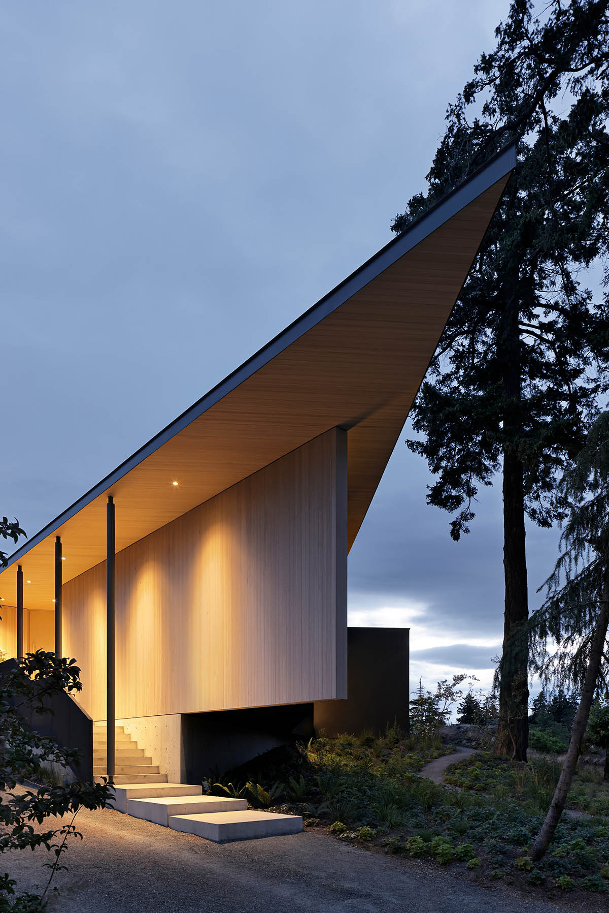 Splyce Design built a single -family houses that was choreographed by a colonnade input