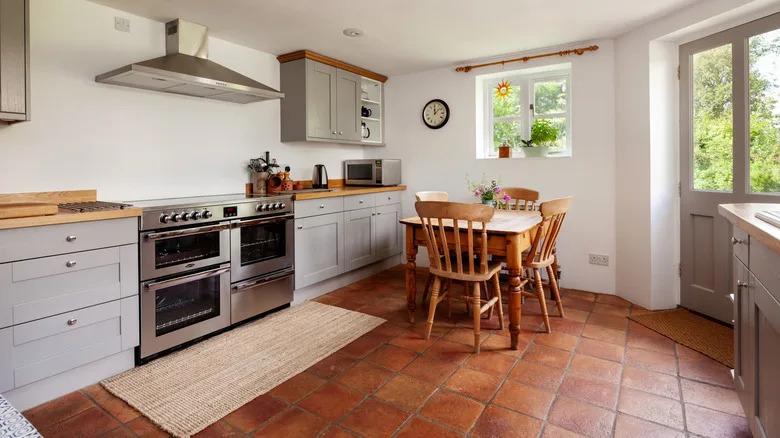 Kitchen with terracotta base