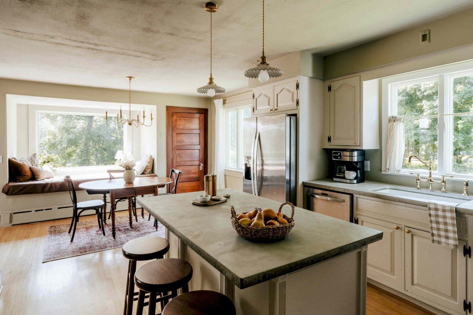 Designers say this “adorn the kitchen” trick instantly elevates cabinets