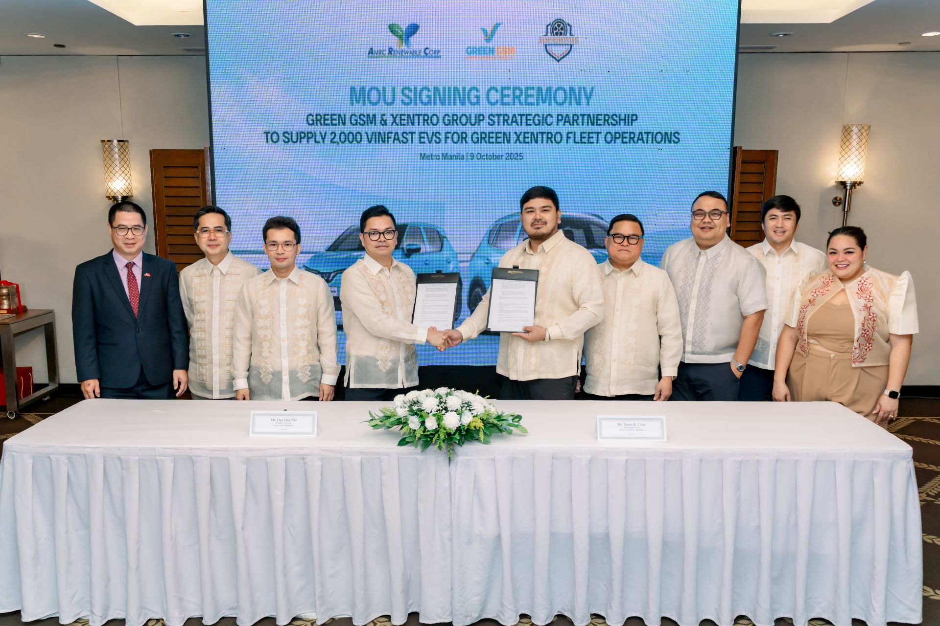 Representatives from the Vietnamese government, Philippine local authorities, GSM and Xentro Group at the signing ceremony of the MoU for the supply of 2,000 VinFast electric vehicles to operate the Green Xentro fleet.