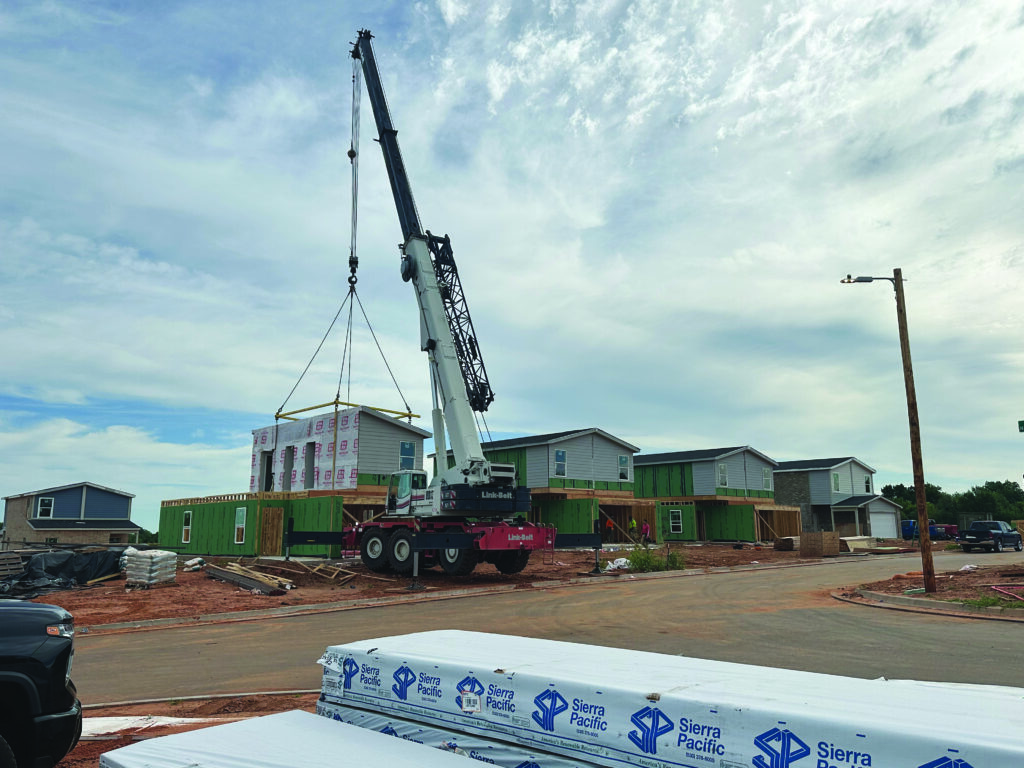 A crane lifts the second floor in a modular single-family house in the Avalon development in the northeast of Oklahoma City, where the building contractor Lance Windel 80 installs affordable rentals as part of the LihtC program with low incomes (LIHTC). (Photo with the kind permission of Lance Windel)