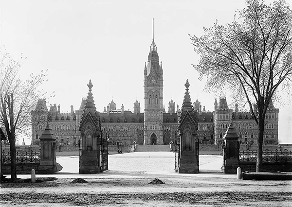 The gates of the wrought iron queen are one of the oldest characteristics of Parliament Hill. In 1876 installed in this archive picture by Alexander W. Galbraith in 1900 in front of the original parliament building, which was destroyed in 1916.