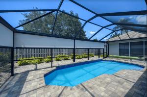 SPF screens and awnings bring Outdoor Inn