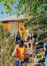 Architect Richard Stampton (left) welcomes visitors to the garden, designed by Terremoto with native and drought-tolerant plants. Motorized Warema parasols made of anodized aluminum ensure that the house stays cool.