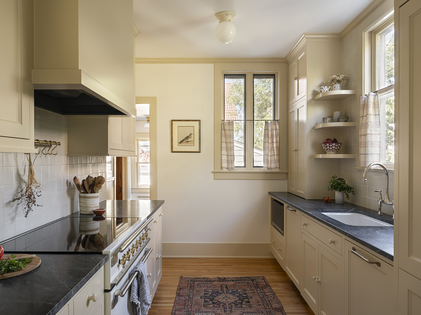 Cream-colored kitchen with a wide aisle